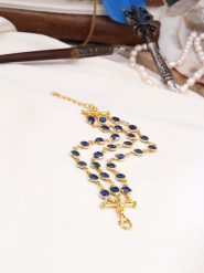 Pierres de Jade Pozłacana bransoletka z kryształami rozmiar: onesize. Niebieskie bransoletki damskie Pierres de Jade, pozłacane. Za 39.99 zł.