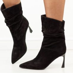 Czarne skórzane botki damskie na szpilce DiA 1038. Czarne botki damskie DiA, na jesień, ze skóry, eleganckie, bez obcasa, na szpilce, bez zapięcia. Za 369.00 zł.