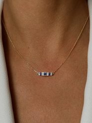 Les Petites Précieuses Pozłacany naszyjnik z cyrkoniami - dł. 40 cm rozmiar: onesize. Niebieskie naszyjniki damskie Les Petites Précieuses, z cyrkonią, pozłacane. Za 127.05 zł.