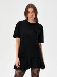 Bawełniana koszulka z tiulową apllikacją 3D - czarny. Czarne koszulki damskie Sinsay, l, bez wzorów, z bawełny, bez kołnierzyka, bez ramiączek. Za 19.99 zł.