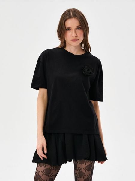 Bawełniana koszulka z tiulową apllikacją 3D - czarny. Czarne koszulki damskie Sinsay, l, bez wzorów, z bawełny, bez kołnierzyka, bez ramiączek. Za 19.99 zł.