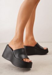 Czarne Klapki w Stylu Casual na Platformie z Koturnem Penoris. Czarne klapki damskie Born2be, bez wzorów, z jeansu, bez obcasa, na koturnie, bez zapięcia. Za 119.99 zł.