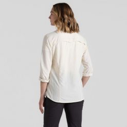 Koszula przeciw komarom damska Craghoppers NosiLife Adventure LS Shirt III. Białe koszule damskie Craghoppers, bez wzorów, casualowe, bez kołnierzyka, bez ramiączek. Za 468.00 zł.