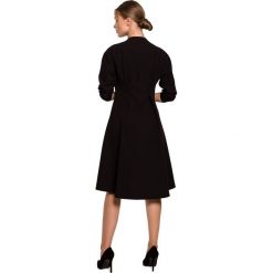 Elegancka sukienka rozkloszowana z dekoltem V i długim rękawem czarna. Czarne sukienki damskie Sukienki.shop, bez wzorów, eleganckie, bez ramiączek. Za 349.00 zł.