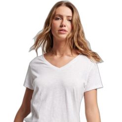 Damska koszulka z haftem i płomieniem v-neck Superdry. Białe bluzki damskie Superdry, bez wzorów, eleganckie, bez kołnierzyka, bez ramiączek. Za 124.00 zł.