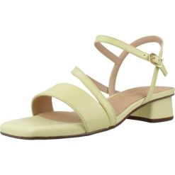 Sandały CLARKS 26186119C Żółty. Żółte sandały damskie Clarks, bez wzorów, ze skóry, bez obcasa, bez zapięcia. Za 354.99 zł.