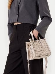 Guess Torebka Brigitta Mini HWWZ72 06770 Écru. Torebki klasyczne damskie Guess, ze skóry, bez dodatków. Za 359.99 zł.