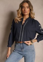 Granatowa Koszula Bawełniana z Ozdobnym Haftem i Falbanką Gonnarel. Niebieskie koszule damskie Renee, l, z aplikacjami, z bawełny, eleganckie, bez kołnierzyka, bez ramiączek. Za 74.99 zł.