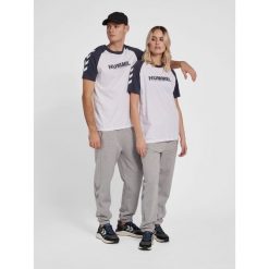 Koszulka Hummel Legacy Blocked. Białe koszulki damskie Hummel, bez wzorów, z bawełny, bez kołnierzyka, bez ramiączek. Za 130.50 zł.