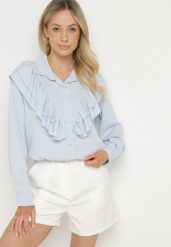 Jasnoniebieska Koszula z Ozdobną Falbaną Cornelea. Niebieskie koszule damskie Born2be, bez wzorów, z jeansu, eleganckie, bez kołnierzyka, bez ramiączek. Za 79.99 zł.