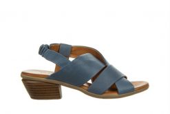 Sandały Bayla-161 061 4608 Anar 161456, Niebieski, Skóra naturalna - 37. Niebieskie sandały damskie Bayla, bez wzorów, z materiału, bez obcasa, na słupku, bez zapięcia. W wyprzedaży za 179.10 zł.