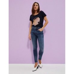Jeansy push up z ozdobnym pasem granatowe. Niebieskie jeansy damskie MOODO, bez wzorów, z bawełny. W wyprzedaży za 41.99 zł.
