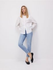 Jeansy slim fit ze średnim stanem - turkusowy. Niebieskie jeansy damskie Reserved. Za 99.99 zł.