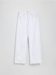 Jeansy wide leg - biały. Białe jeansy damskie Reserved. W wyprzedaży za 109.99 zł.