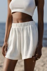 Szorty z plisowanej BAWEŁNY w kolorze VANILA PUDING -SHELLY. Białe szorty damskie Marsala, bez wzorów, z bawełny. W wyprzedaży za 68.97 zł.