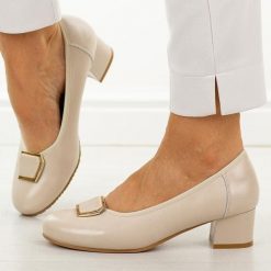 Beżowe skórzane czółenka damskie Cambell 19413. Brązowe czółenka damskie Cambell, bez wzorów, ze skóry, z okrągłym noskiem, bez obcasa, na obcasie. W wyprzedaży za 192.72 zł.