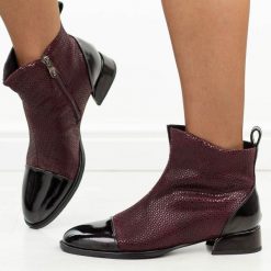 Bordowe skórzane botki damskie DiA 3130. Czerwone botki damskie DiA, na jesień, z dzianiny, eleganckie, z okrągłym noskiem, bez obcasa, na obcasie, bez zapięcia. Za 419.00 zł.