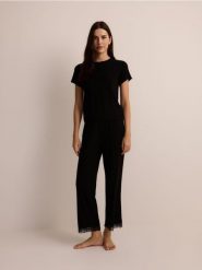 Dwuczęściowa piżama z wiskozy - czarny. Czarne piżamy damskie Reserved, bez wzorów, z wiskozy, bez ramiączek. W wyprzedaży za 65.99 zł.