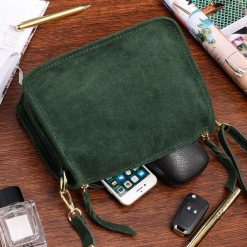 Zielona skórzana listonoszka damska włoska zamszowa kuferek Beltimore B64. Zielone kuferki damskie bez wzorów, ze skóry, zamszowe, bez dodatków. Za 144.99 zł.
