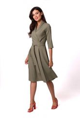 Rozkloszowana sukienka kopertowa z wiązaniem w pasie khaki. Brązowe sukienki damskie Sukienki.shop, bez wzorów, biznesowe, bez ramiączek. Za 389.00 zł.