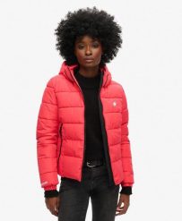 Kurtka pikowana z kapturem w stylu sportowym SUPERDRY. Czerwone kurtki sportowe damskie Superdry, l, bez wzorów, z kapturem. Za 427.90 zł.