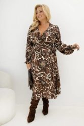 Kopertowa sukienka midi Hello Monica 100% wiskoza Plus Size na wesele w brązowe kwiaty Oversize. Brązowe sukienki damskie Moda Size Plus Iwanek, bez wzorów, z materiału, biznesowe, bez ramiączek. Za 349.90 zł.