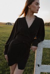 Elegancka sukienka na zakładkę w kolorze spranej czerni - SENTIMA-M. Sukienki damskie Marsala, bez wzorów, z poliamidu, eleganckie, bez ramiączek. W wyprzedaży za 107.97 zł.