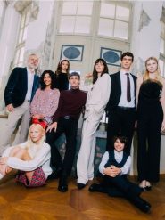 Kombinezon z ozdobną różą - czarny. Czarne kombinezony damskie Reserved, l, bez wzorów, z tkaniny, bez kołnierzyka, bez ramiączek. W wyprzedaży za 139.99 zł.