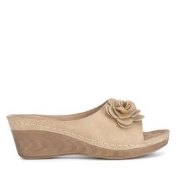 Klapki Clara Barson. Brązowe klapki damskie Clara Barson, bez wzorów, bez obcasa, bez zapięcia. Za 62.99 zł.
