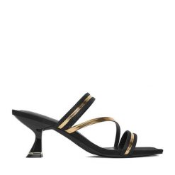 Klapki JENNY. Czarne klapki damskie Jenny, bez wzorów, bez obcasa, bez zapięcia. Za 129.99 zł.
