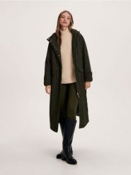 Parka water repellent z ociepleniem - ciemnozielony. Zielone parki damskie Reserved, l, z kapturem. W wyprzedaży za 259.99 zł.