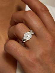 Les Petites Précieuses Pozłacany pierścionek z cyrkoniami i masą perłową rozmiar: 50. Białe pierścionki damskie Les Petites Précieuses, z cyrkonią, pozłacane. Za 255.94 zł.