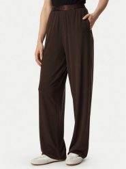 Guess Spodnie dresowe O6BB06 K5060 Brązowy Regular Fit. Brązowe spodnie dresowe damskie Guess, xl, z aplikacjami, z dresówki. Za 234.99 zł.