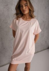 Jasnoróżowa T-shirtowa Sukienka Pudełkowa z Elastycznej Bawełny Ellensa. Czerwone sukienki damskie Renee, bez wzorów, z bawełny, wakacyjne, bez ramiączek. Za 49.99 zł.