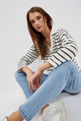 Bluza w paski z dekoltem w serek i kołnierzykiem perłowo-czarna. Białe bluzy damskie MOODO, xxl, bez wzorów, z bawełny, bez kaptura. W wyprzedaży za 49.99 zł.