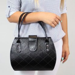 Elegancki kuferek ze skóry naturalnej DAN-A T256 czarny. Czarne kuferki damskie DAN-A, ze skóry, bez dodatków. Za 299.99 zł.