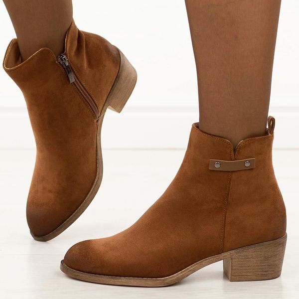 Brązowe zamszowe botki damskie Potocki 12752. Brązowe botki damskie POTOCKI, na jesień, z jeansu, boho, z okrągłym noskiem, bez obcasa, na obcasie, bez zapięcia. W wyprzedaży za 188.34 zł.