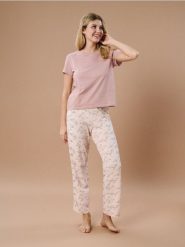 Bawełniana piżama dwuczęściowa z nadrukiem w psy - fioletowy. Fioletowe piżamy damskie Sinsay, bez wzorów, z bawełny, bez ramiączek. Za 29.99 zł.