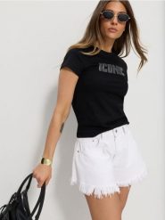 Szorty jeansowe high waist z postrzępioną nogawką - biały. Białe spodenki sportowe damskie Sinsay, l, bez wzorów, z jeansu, z podwyższonym stanem. W wyprzedaży za 55.99 zł.