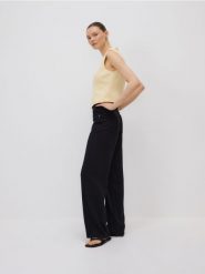 Jeansy straight z lyocellu - szary. Szare jeansy damskie Reserved. W wyprzedaży za 89.99 zł.