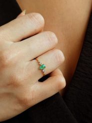 OR Carats Złoty pierścionek z kamieniami szlachetnymi rozmiar: 56. Zielone pierścionki damskie OR Carats, z szmaragdem, złote. Za 546.48 zł.