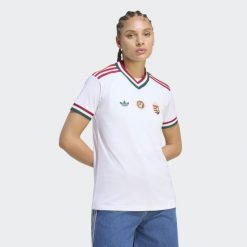Koszulka wyjazdowa Węgry 26. Białe bluzki damskie Adidas, bez wzorów, sportowe, bez kołnierzyka, bez ramiączek. Za 439.00 zł.