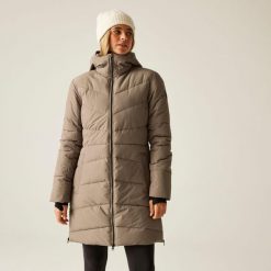 Płaszcz damski zimowy ocieplany Striking V Dare 2b. Brązowe płaszcze damskie Dare 2b, na zimę, bez wzorów, z puchu, bez kaptura. W wyprzedaży za 799.99 zł.