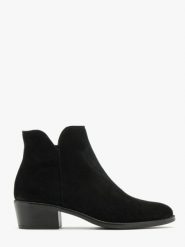 Czarne botki. Czarne botki damskie Ryłko, ze skóry, z okrągłym noskiem, bez obcasa, na obcasie, bez zapięcia. Za 399.99 zł.