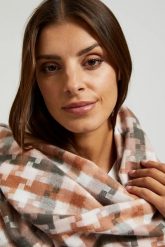 Szalik w kratę różowy. Czerwone szaliki damskie MOODO, bez wzorów, z poliesteru. W wyprzedaży za 34.98 zł.