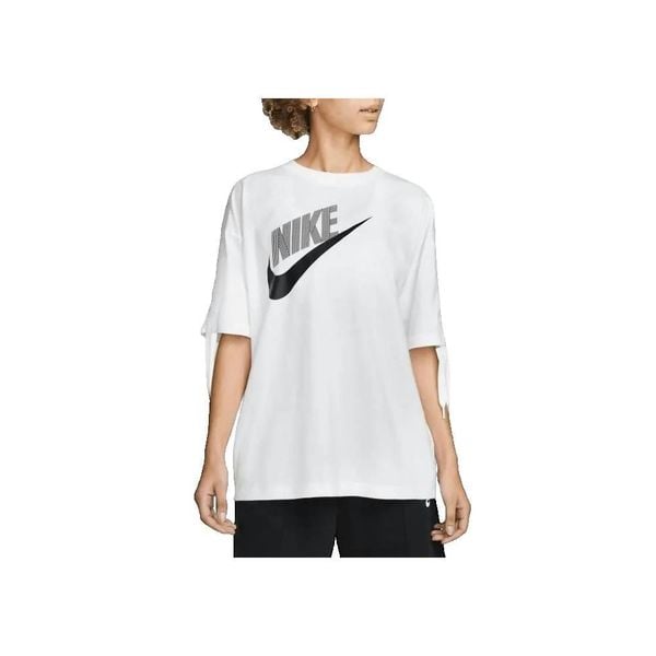 Koszulka Kobieta Nike Sportswear biały. Białe koszulki sportowe damskie Nike, bez wzorów, bez ramiączek. W wyprzedaży za 134.35 zł.