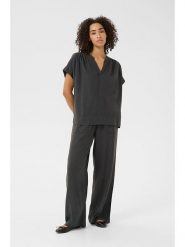 Kaffe Bluzka "Milia" w kolorze czarnym rozmiar: 42. Czarne bluzki damskie Kaffe, bez wzorów, z włókna, bez kołnierzyka, bez ramiączek. Za 82.64 zł.