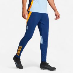 Spodnie piłkarskie ADIDAS Real Madryt sezon 24/25. Spodnie sportowe damskie Adidas, xl, bez wzorów, z dresówki, na fitness i siłownię. Za 179.99 zł.