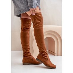 Kozaki Na Płaskim Obcasie Za Kolano Z Eko Zamszu Camel Linnithia brązowe. Brązowe kozaki damskie za kolano, bez obcasa, na płaskiej podeszwie, bez zapięcia. Za 153.43 zł.
