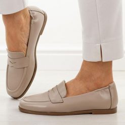 Beżowe skórzane mokasyny damskie Vinceza 18121. Brązowe mokasyny damskie VINCEZA, na jesień, z jeansu, z okrągłym noskiem, bez obcasa. Za 219.00 zł.